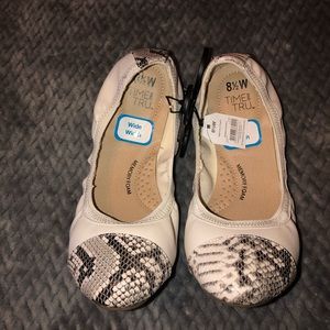 NWT Women’s B&W Casual Flats B14